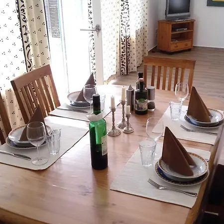 Schueler Mit Terrasse Und Garten *